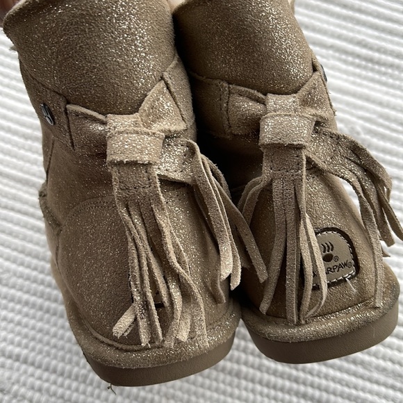 Youth BearPaw  boots size 3 Gold back tassels - Picture 4 of 7